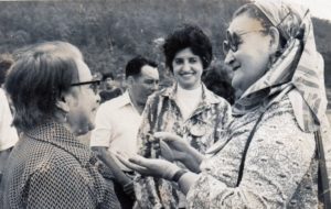 Mina Cerrato junto a políticos y diplomáticos en Ojojona