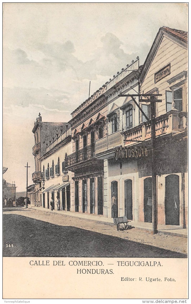 Tiendas del empresario y minero Santos Soto en la Calle del Comercio de Tegucigalpa, hoy llamada Calle del Congreso. Se muestra postería de alumbrado público en Tegucigalpa.