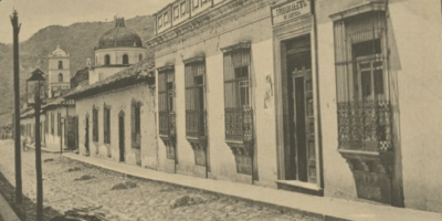 La foto muestra el alumbrado público en Tegucigalpa en 1889, en específico, en la actual Avenida Cervantes.