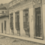 La foto muestra el alumbrado público en Tegucigalpa en 1889, en específico, en la actual Avenida Cervantes.