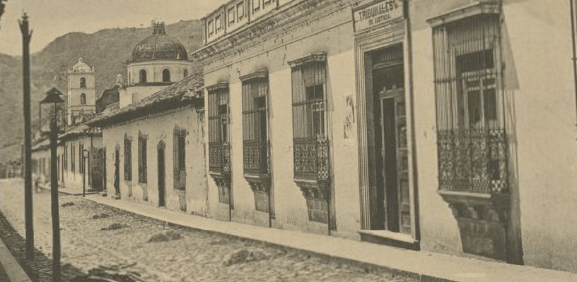 La foto muestra el alumbrado público en Tegucigalpa en 1889, en específico, en la actual Avenida Cervantes.